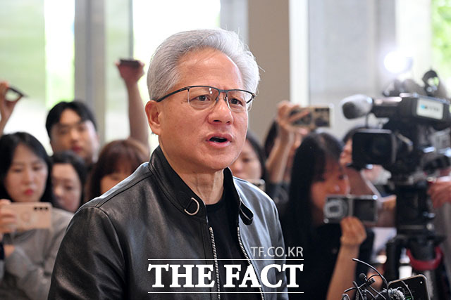 구광모 LG그룹 회장(왼쪽)과 젠슨 황 엔비디아 최고경영자(CEO)가 8일 오전 서울 영등포구 LG 트윈타워에서 논의를 마친 뒤 손을 맞잡고 있다. /서예원 기자