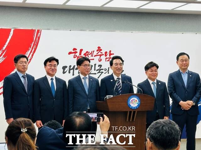 박수현 충남도지사 당선인(오른쪽 세 번째)이 8일 충남도청 프레스센터에서 통(通)하는 충남 준비위원회 출범을 발표한 뒤 기념 촬영을 하고 있다. 왼쪽부터 강인영 법률사무소 이인 대표변호사, 최재용 전 소청심사위원회 위원장, 이재관 국회의원, 박 당선인, 김민수 충남도의원, 김선태 충남도의원. /노경완 기자