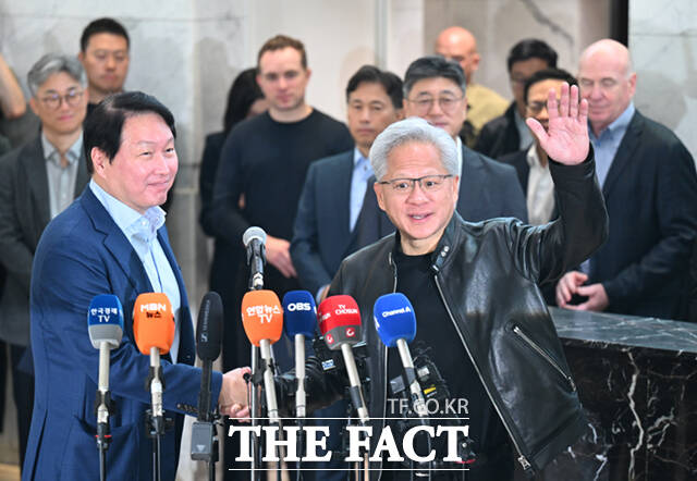 젠슨 황 엔비디아 최고경영자(CEO)가 8일 서울 종로구 SK 서린빌딩을 찾아 최태원 SK그룹 회장(왼쪽)과 인공지능(AI)·반도체 협력 방안을 논의, 브리핑하며 악수하고 있다. /이새롬 기자