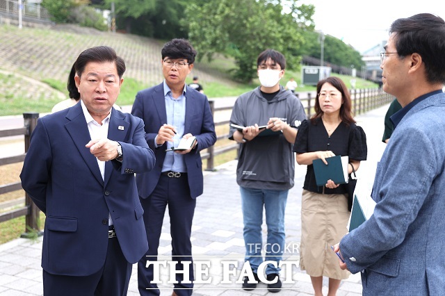 박승원 광명시장이 8일 오전 안양천 일대를 방문해 시민 안전 확보와 불편사항 개선을 위한 현장 점검을 실시하고 담당 공무원들에게 조치 필요 사항을 주문하고 있다. /광명시