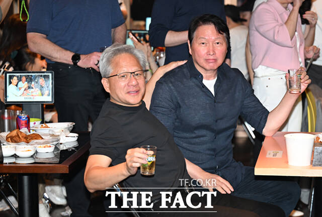 젠슨 황 엔비디아 최고경영자(CEO)가 지난 7일 서울 강남구 삼성동 치킨 전문점 ‘깐부치킨’에서 최태원 SK그룹 회장과 러브샷을 하고 있다. /이새롬 기자