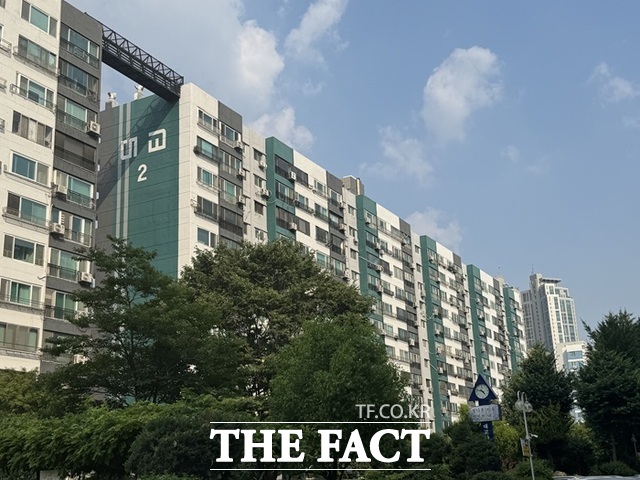 영등포구 여의도동 역시 오 후보 득표율이 72.2%에 달해 압도적인 지지를 보였다. 영등포구 전체 오 후보 득표율 50.5%와 비교해 차이가 크다. 사진은 여의도 대교아파트. /황준익 기자