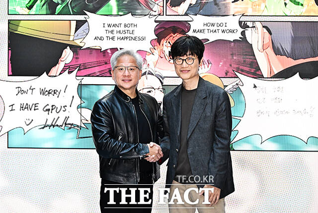 젠슨 황 엔비디아 최고경영자(CEO)가 8일 오후 경기도 성남시 정자동 네이버 1784 사옥을 방문해 이해진 네이버 의장과 인사를 하고 있다. /성남=배정한 기자