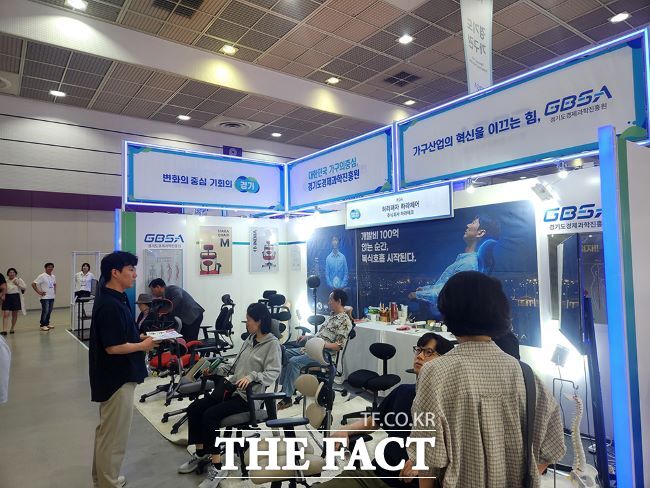 SOFURN 2026 경기도 단체관에서 도내 가구 기업들이 국내외 바이어를 대상으로 제품 설명을 하고 있다. /경기도경제과학진흥원