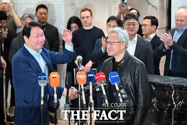 젠슨 황 엔비디아 CEO(오른쪽)가 8일 오전 서울 종로구 SK서린빌딩에서 최태원 SK그룹 회장과 악수하고 있다. /이새롬 기자