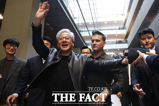 젠슨 황 엔비디아 최고경영자(CEO)가 8일 오후 경기도 성남시 정자동 네이버 1784 사옥을 방문해 이해진 네이버 의장과 함께 완성한 웹툰 앞에서 기념사진 촬영을 하고 있다. /성남=배정한 기자