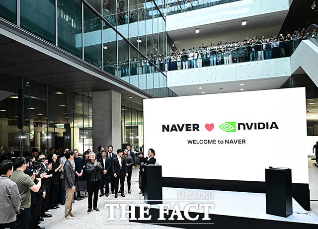 젠슨 황 엔비디아 최고경영자(CEO)가 8일 오후 경기도 성남시 정자동 네이버 1784 사옥을 방문해 이해진 네이버 의장과 함께 완성한 웹툰 앞에서 기념사진 촬영을 하고 있다. /성남=배정한 기자
