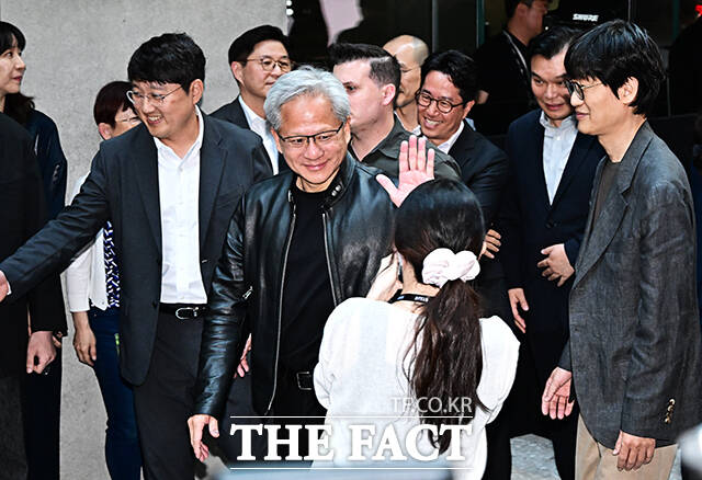 젠슨 황 엔비디아 최고경영자(CEO)가 8일 오후 경기도 성남시 정자동 네이버 1784 사옥을 방문해 이해진 네이버 의장과 함께 완성한 웹툰 앞에서 기념사진 촬영을 하고 있다. /성남=배정한 기자