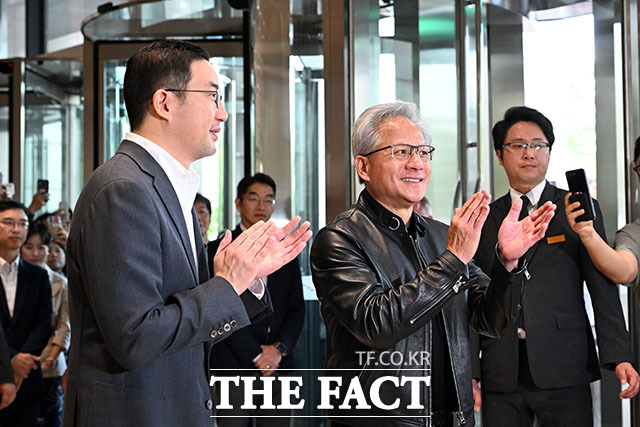 구광모 LG그룹 회장(왼쪽)과 젠슨 황 엔비디아 최고경영자(CEO)가 8일 오전 서울 영등포구 LG 트윈타워에서 논의를 마친 뒤 손을 맞잡고 있다. /서예원 기자
