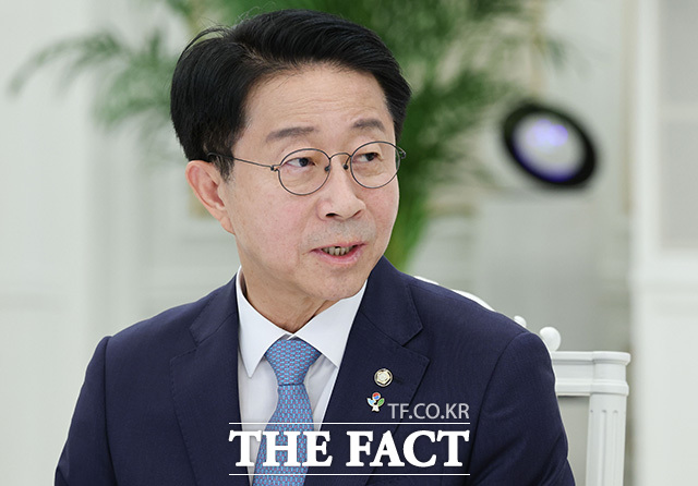 조정식 국회의장(왼쪽)과 조희대 대법원장(오른쪽)이 이 대통령의 발언을 듣고 있다.