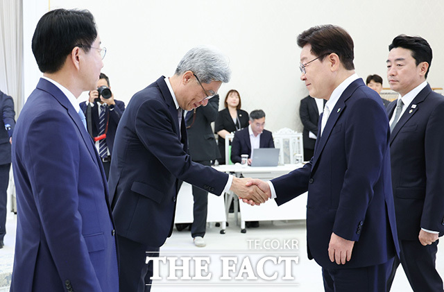 조정식 국회의장(왼쪽)과 조희대 대법원장(오른쪽)이 이 대통령의 발언을 듣고 있다.