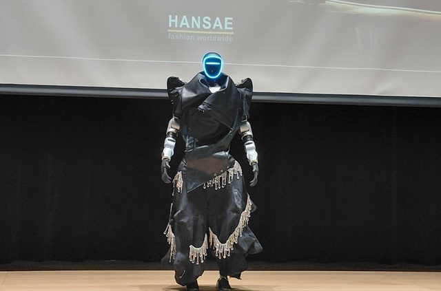 8일 오전 서울 삼성동 한국섬유산업연합회에서 한세실업이 디자인한 옷을 착용한 휴머노이드 로봇이 서 있다. 로봇 의류의 특징은 움직임(보호), 기능, 개성 세 가지다. 관절의 가동 범위와 반복 패턴을 고려해 디자인했으며, 장시간 구동 시 발생하는 배터리 열을 제어하기 위해 통기성 특수 구조와 냉감 기능을 강화했다. 인간이 느낄 위화감을 최소화하는 디자인도 적용했다. /손원태 기자