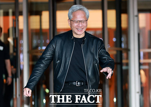 젠슨 황 엔비디아 최고경영자(CEO)가 8일 오후 서울 중구 신라호텔에서 열린 '코리아 AI 에코시스템 리셉션'에 참석해 연설을 하고 있다. /김성렬 기자
