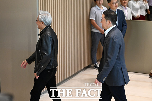 젠슨 황 엔비디아 최고경영자(CEO·오른쪽)가 7일 오전 서울 영등포구 LG 트윈타워에서 구광모 LG그룹 회장을 만나 인사를 나누고 있다. /서예원 기자