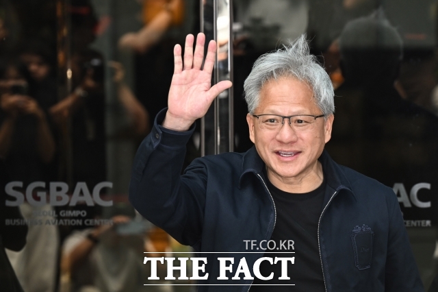 황 CEO의 잇따른 K-푸드 언급과 행보가 국내 식품 인지도를 높이는 계기가 될 수 있다는 기대감도 커지는 중이다. 사진은 젠슨 황 엔비디아 CEO가 지난 5일 오후 김포비지니스항공센터를 통해 입국해 인사하는 모습. /남윤호 기자