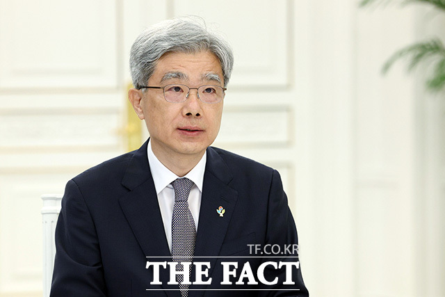 조정식 국회의장(왼쪽)과 조희대 대법원장(오른쪽)이 이 대통령의 발언을 듣고 있다.