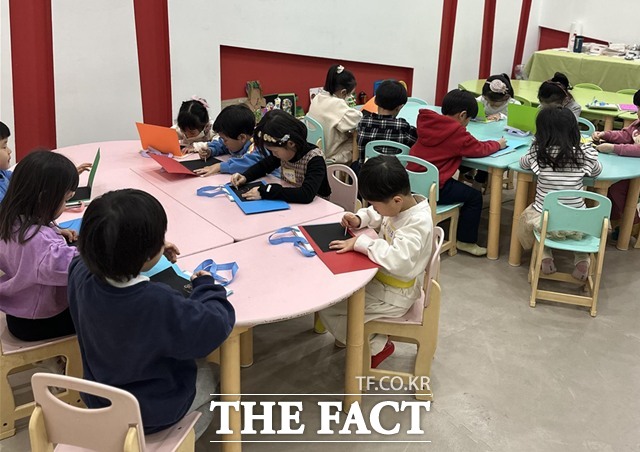 광명스피돔 어린이 문화교실에 참가한 어린이들이 체험 활동을 하고 있다./국민체육진흥공단