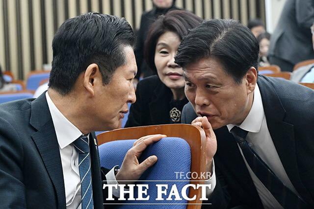 더불어민주당은 8일 당대표와 최고위원 등 신임 지도부를 선출하는 전당대회를 오는 8월 17일 개최하기로 잠정 결정했다. 사진은 정청래 더불어민주당 대표(왼쪽)와 조승래 사무총장이 지난 3월 19일 오후 서울 여의도 국회에서 열린 의원총회에서 대화를 나누고 있는 모습. /남용희 기자