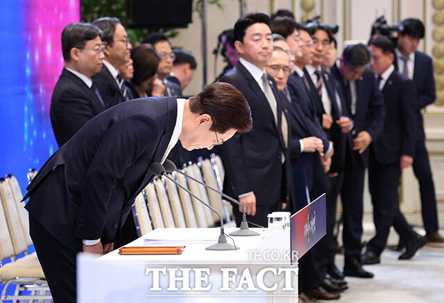 이 대통령이 발언 중 미소 짓고 있다. /뉴시스