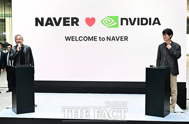 젠슨 황 엔비디아 최고경영자(CEO)가 8일 오후 경기도 성남시 정자동 네이버 1784 사옥을 방문해 이해진 네이버 의장과 함께 완성한 웹툰 앞에서 기념사진 촬영을 하고 있다. /성남=배정한 기자
