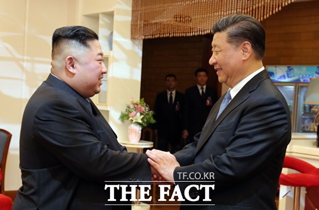 시진핑 중국 국가주석이 8일 방북을 앞두고 북중 친선 관계 강화 의지를 밝혔다. 사진은 2019년 6월 21일 김정은 북한 국무위원장과 시진핑 중국 국가주석이 회담 전 악수하는 모습. /뉴시스, 노동신문