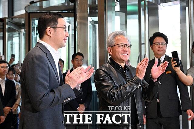 젠슨 황 엔비디아 CEO가 8일 오전 서울 여의도 LG트윈타워에서 구광모 LG그룹 회장과 사업 협력 논의를 마친 뒤 박수를 치고 있다. /서예원 기자