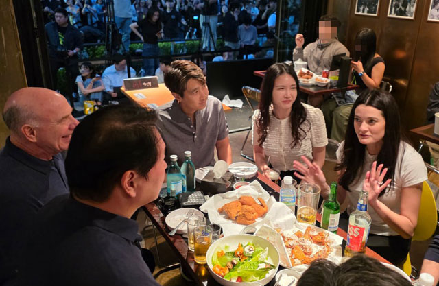 7일 서울 강남구 깐부치킨 매장에서 최태원 SK그룹 회장, 제프 피셔 엔비디아 수석부사장, 최윤정 SK바이오팜 전략본부장 남편, 최윤정 SK바이오팜 전략본부장, 매디슨 황 엔비디아 수석이사가 대화를 나누고 있다. /독자 제공
