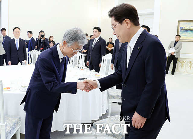 조정식 국회의장(왼쪽)과 조희대 대법원장(오른쪽)이 이 대통령의 발언을 듣고 있다.