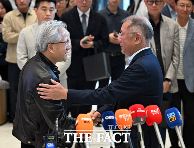 젠슨 황 엔비디아 최고경영자(CEO)와 정의선 현대차그룹 회장(왼쪽)이 8일 서울 서초구 양재동 현대차그룹 사옥에서 협력 방안을 논의한 뒤 브리핑하고 있다.