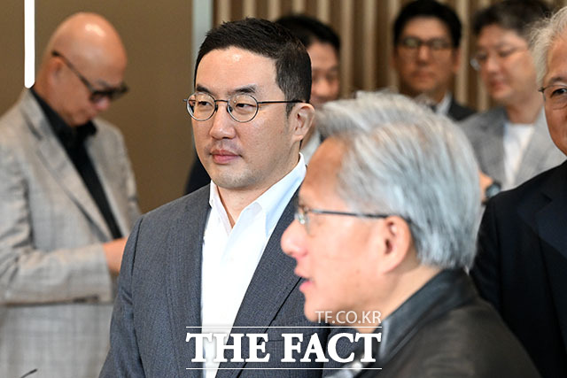 구광모 LG그룹 회장(왼쪽)과 젠슨 황 엔비디아 최고경영자(CEO)가 8일 오전 서울 영등포구 LG 트윈타워에서 논의를 마친 뒤 손을 맞잡고 있다. /서예원 기자