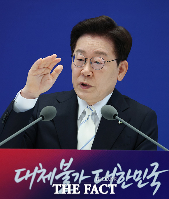 이 대통령이 발언 중 미소 짓고 있다. /뉴시스