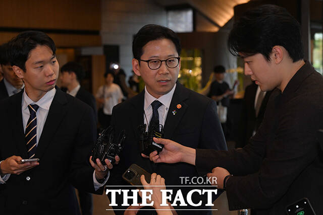 배경훈 부총리 겸 과학기술정보통신부 장관이 8일 오후 서울 중구 신라호텔에서 열린 '코리아 AI 에코시스템 리셉션'에 참석해 취재진의 질문에 답변하고 있다. /김성렬 기자