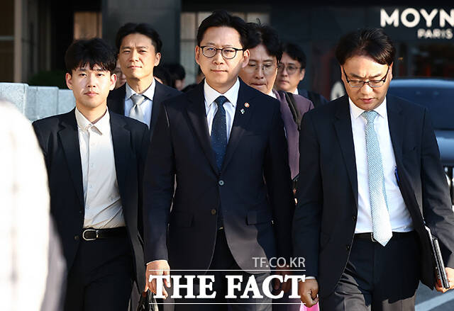 배경훈 부총리 겸 과학기술정보통신부 장관이 8일 오후 서울 중구 신라호텔에서 열린 '코리아 AI 에코시스템 리셉션'에 참석해 취재진의 질문에 답변하고 있다. /김성렬 기자