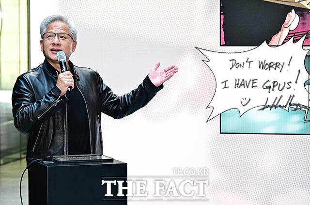 젠슨 황 엔비디아 최고경영자(CEO)가 8일 오후 경기도 성남시 정자동 네이버 1784 사옥을 방문해 이해진 네이버 의장과 함께 완성한 웹툰 앞에서 기념사진 촬영을 하고 있다. /성남=배정한 기자