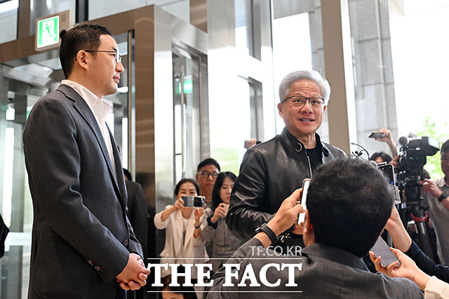 구광모 LG그룹 회장(왼쪽)과 젠슨 황 엔비디아 최고경영자(CEO)가 8일 오전 서울 영등포구 LG 트윈타워에서 논의를 마친 뒤 손을 맞잡고 있다. /서예원 기자