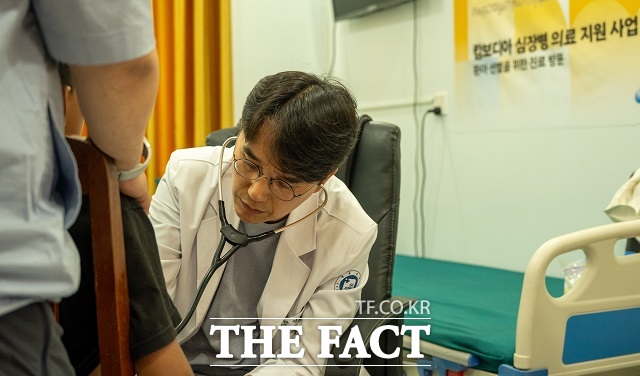 부천세종병원 장소익 진료부장이 지난달 15일 캄보디아 프놈펜시 헤브론병원에서 선천성 심장병 환아를 진료하고 있다. /부천세종병원