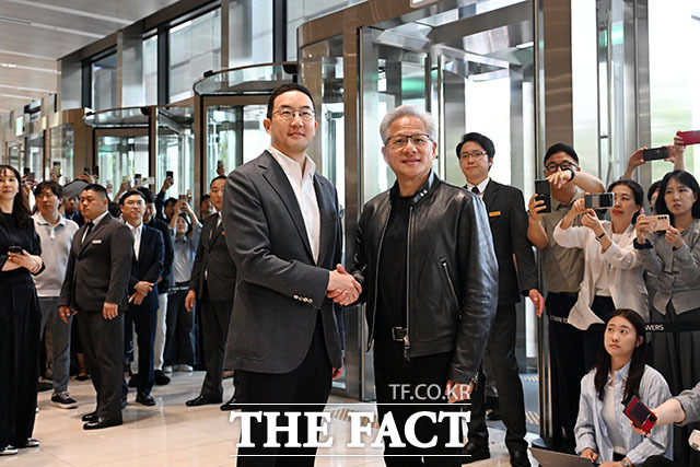 구광모 LG그룹 회장(왼쪽)과 젠슨 황 엔비디아 최고경영자(CEO)가 8일 오전 서울 영등포구 LG 트윈타워에서 논의를 마친 뒤 손을 맞잡고 있다. /서예원 기자