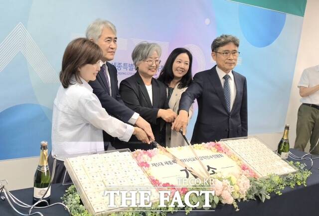 강미애 세종시교육감 당선인(가운데)과 선성권 인수위원장(왼쪽 두 번째), 구연희 세종시교유감 권한대행(오른쪽 두 번재 등이 인수위 출범을 축하는 케익떡 절단식을 하고 있다. /김형중 기자