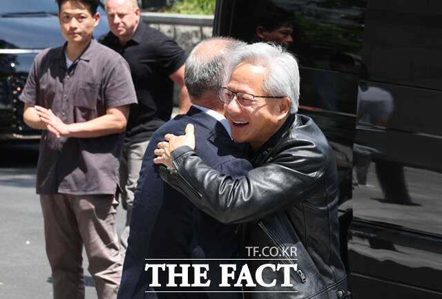 젠슨 황 엔비디아 최고경영자(CEO)와 정의선 현대차그룹 회장(왼쪽)이 8일 서울 서초구 양재동 현대차그룹 사옥에서 협력 방안을 논의한 뒤 브리핑하고 있다.