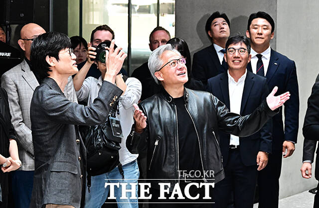 젠슨 황 엔비디아 최고경영자(CEO)가 8일 오후 경기도 성남시 정자동 네이버 1784 사옥에서 직원들과 팬들에게 인사를 하고 있다. /성남=배정한 기자