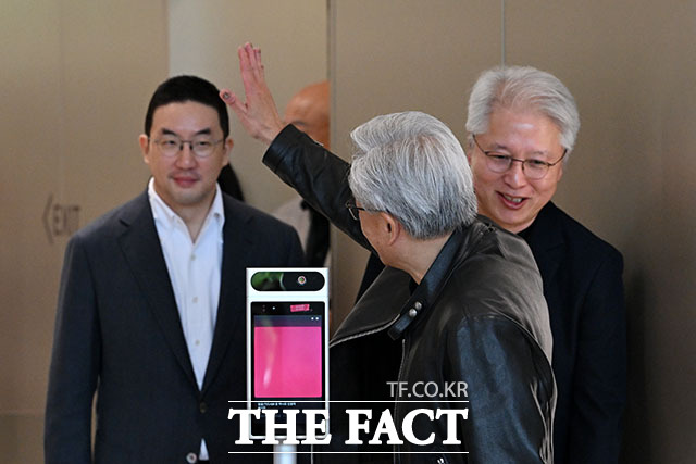 구광모 LG그룹 회장(왼쪽)과 젠슨 황 엔비디아 최고경영자(CEO)가 8일 오전 서울 영등포구 LG 트윈타워에서 논의를 마친 뒤 손을 맞잡고 있다. /서예원 기자