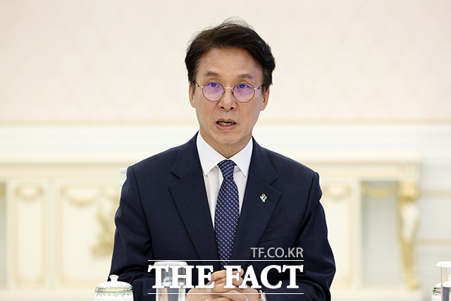 조정식 국회의장(왼쪽)과 조희대 대법원장(오른쪽)이 이 대통령의 발언을 듣고 있다.