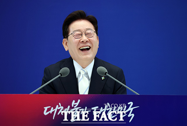 이 대통령이 발언 중 미소 짓고 있다. /뉴시스