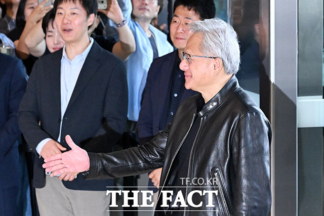 젠슨 황 엔비디아 최고경영자(CEO·오른쪽)가 7일 오전 서울 영등포구 LG 트윈타워에서 구광모 LG그룹 회장을 만나 인사를 나누고 있다. /서예원 기자
