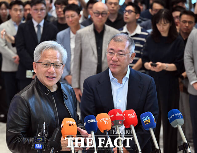 젠슨 황 엔비디아 최고경영자(CEO)와 정의선 현대차그룹 회장(왼쪽)이 8일 서울 서초구 양재동 현대차그룹 사옥에서 협력 방안을 논의한 뒤 브리핑하고 있다.