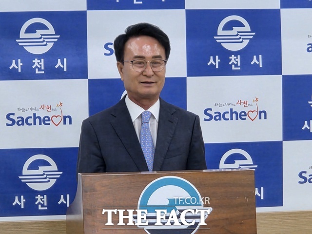 박동식 사천시장이 8일 사천시청 브리핑룸에서 당선 이후 첫 공식 기자회견을 하고 있다. /사천=이경구 기자