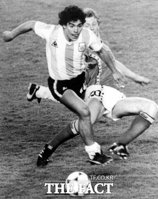 아르헨티나의 축구영웅 디에고 마라도나가 1982년 스페인월드컵 개막전 벨기에와의 경기에 출전한 모습. 그는 2020년11월25일 부에노스아이레스 자택에서 60세의 일기로 타계했다./ 부에노스아이레스=AP 뉴시스