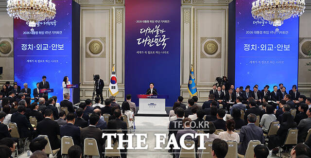 이 대통령이 발언 중 미소 짓고 있다. /뉴시스