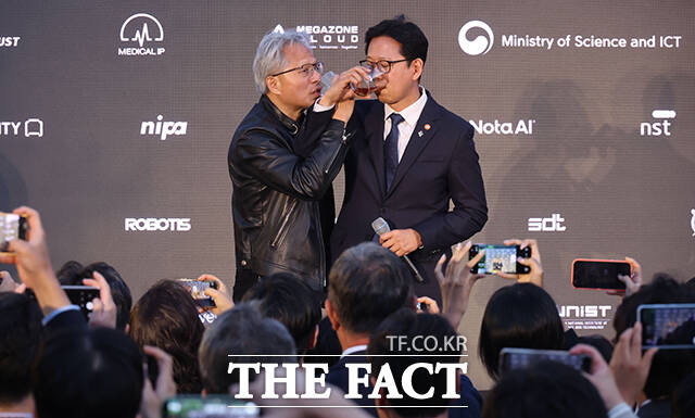 젠슨 황 엔비디아 최고경영자(CEO)가 8일 오후 서울 중구 신라호텔에서 열린 '코리아 AI 에코시스템 리셉션'에 참석해 연설을 하고 있다. /김성렬 기자
