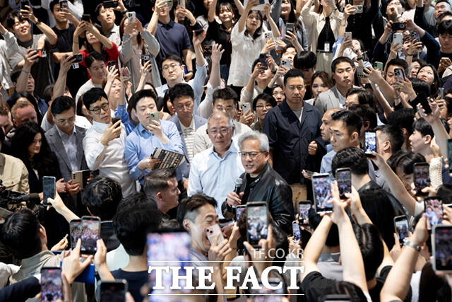젠슨 황 엔비디아 최고경영자(CEO)가 정의선 현대자동차 그룹 회장과 8일 서울 서초구 현대자동차그룹 양재 사옥을 방문해 이동형 로봇 플랫폼 '모베드(MobED)' 시연을 본 뒤 발언하고 있다. /이새롬 기자